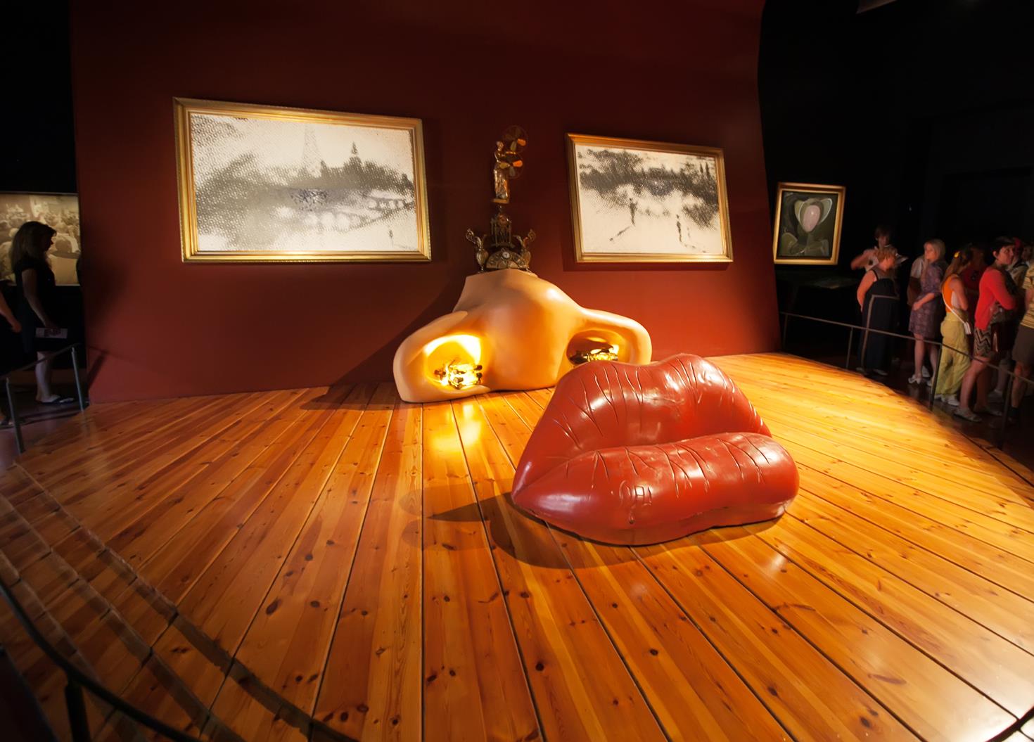 Dali-Mae-West-Lips-kanapes-Artline-epipla