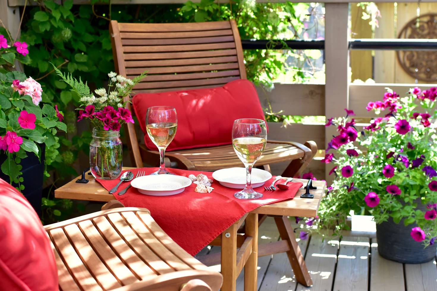 Διακόσμηση Εξωτερικού Χώρου. Μπαλκόνι με φυτά. Artline έπιπλα Άργος.